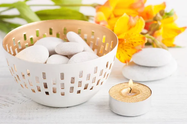 Composición Spa Con Guijarros Vela Dorada Encendida Fondo Madera Blanco —  Fotos de Stock