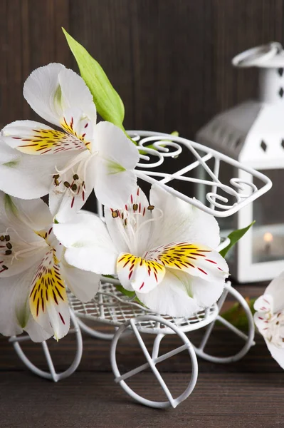 Flores Brancas Lírio Amarelo Carrinho Arame Vela Acesa Conceito Cartão — Fotografia de Stock