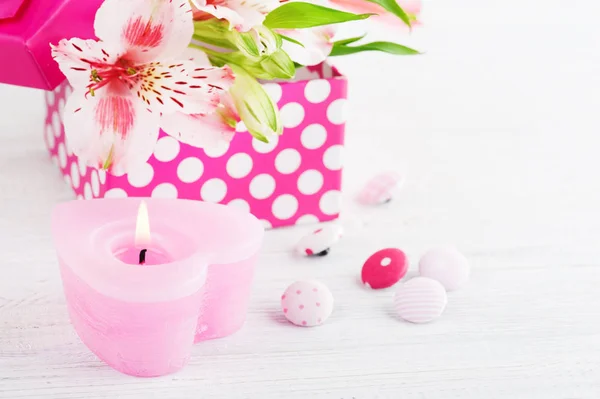 ピンクのギフト ボックスとリリーの花 キャンドルを点灯してグリーティング カード — ストック写真