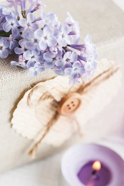 Фіолетові Бузкові Квіти Сірою Подарунковою Коробкою Концепція Листівки — стокове фото