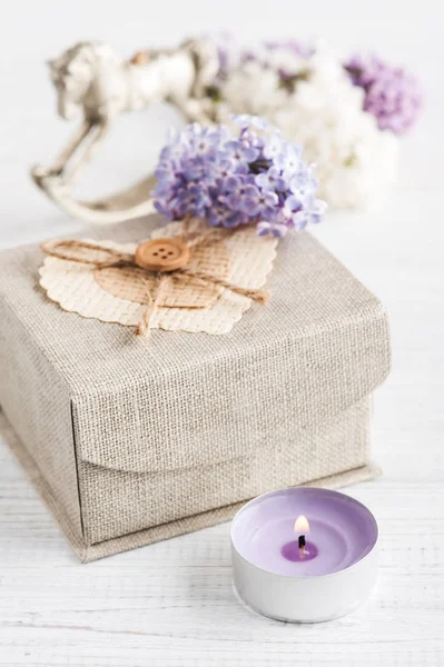 Paars Lila Bloemen Met Grijze Geschenkdoos Wenskaart Concept — Stockfoto