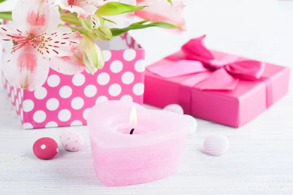 Roze Lelie Bloemen Met Geschenkdoos Wenskaart Met Verlichte Kaars — Stockfoto