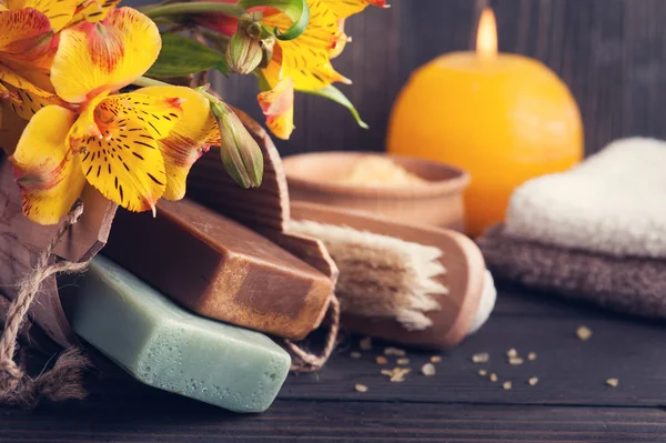 Wellness Bioprodukte Mit Lilie Badesalz Und Seife — Stockfoto