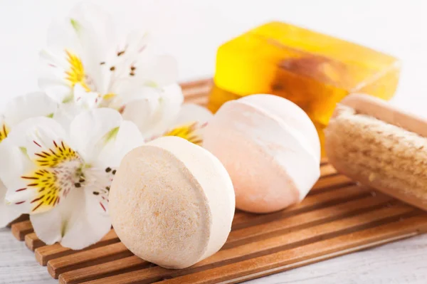 Wellness Komposition Mit Badebomben Seife Blumen Weißer Holzhintergrund — Stockfoto