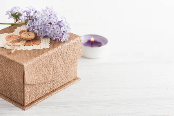 Фіолетові Бузкові Квіти Коричневою Подарунковою Коробкою Концепція Листівки — стокове фото