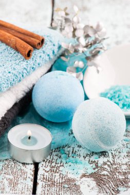 Spa kompozisyon mavi banyo bombalarla mum. Ahşap arka plan 