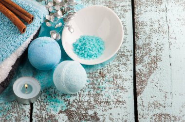 Spa kompozisyon mavi banyo bombalarla mum. Ahşap arka plan 