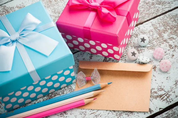 Lege Envelop Met Blauwe Roze Potloden Knoppen Geschenkdozen Verjaardag Achtergrond — Stockfoto