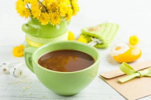 Taza Verde Con Chocolate Caliente Ramo Flores Crisantemo Amarillo Corazón —  Fotos de Stock