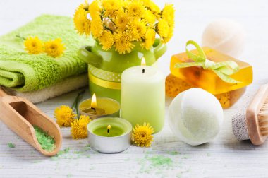 Spa kompozisyon yeşil banyo bombayla, tuz, mumlar yaktı. Ahşap arka plan 