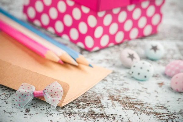 Leerer Umschlag mit blauen und rosa Bleistiften — Stockfoto