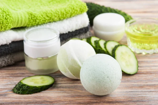 Natural Cucumber Cosmetics Organic Cream Bath Bombs Wooden Background — Stock Photo, Image