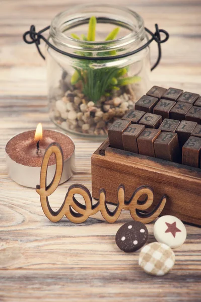 Aşk, scrapbooking DIY dekor, alphabeth pullar, etli üye tebrik kartı ile ahşap ve ahşap arka plan üzerinde mum yaktı