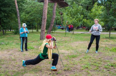 Kiev, Ukrayna - 24 Haziran 2018: Katılımcıların parkta ısınma maraton kuzey yürüyüşü. Üst düzey kadın, Yaş çeşitlilik