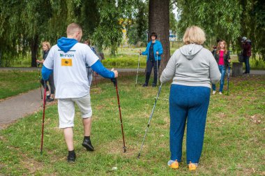 Kiev, Ukrayna - 24 Haziran 2018: Katılımcıların parkta ısınma maraton kuzey yürüyüşü. Üst düzey kadın, Yaş çeşitlilik