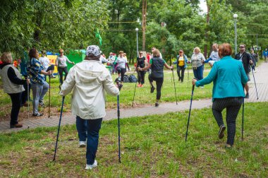 Kiev, Ukrayna - 24 Haziran 2018: Katılımcıların parkta ısınma maraton kuzey yürüyüşü. Üst düzey kadın, Yaş çeşitlilik