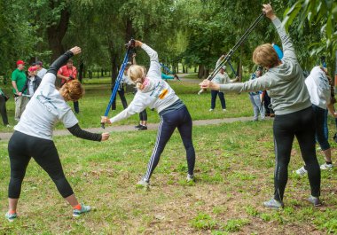 Kiev, Ukrayna - 24 Haziran 2018: Katılımcıların parkta ısınma maraton kuzey yürüyüşü. Üst düzey kadın, Yaş çeşitlilik