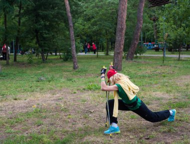 Kiev, Ukrayna - 24 Haziran 2018: Katılımcıların parkta ısınma maraton kuzey yürüyüşü. Üst düzey kadın, Yaş çeşitlilik