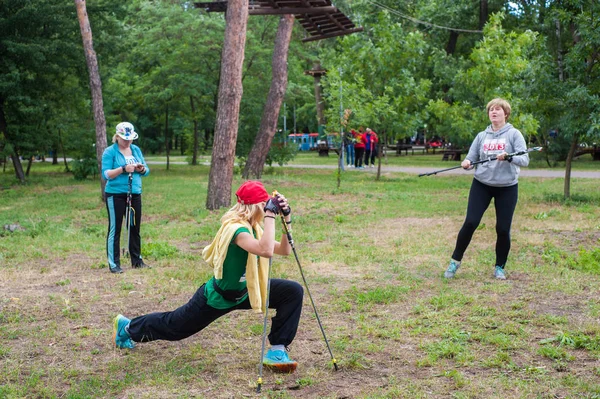 Kiev, Ukrayna - 24 Haziran 2018: Katılımcıların parkta ısınma maraton kuzey yürüyüşü. Üst düzey kadın, Yaş çeşitlilik