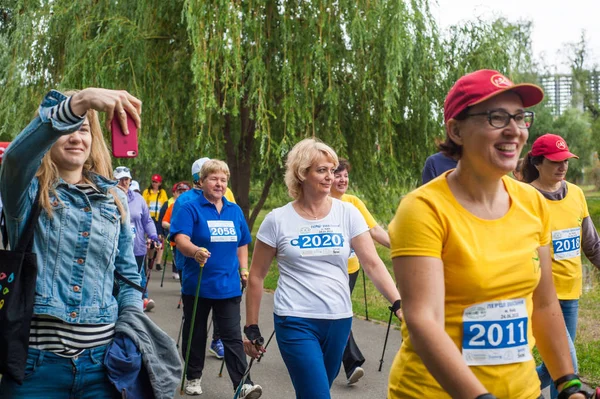 Kiev Ucrania Junio 2018 Participantes Maratón Nórdica Pie Parque Mujeres — Foto de Stock