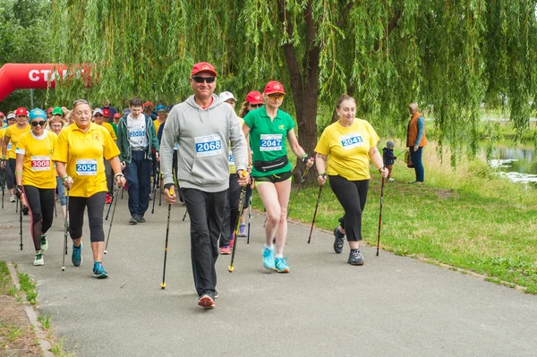 Kiev Ucrania Junio 2018 Participantes Maratón Nórdica Pie Parque Hombre — Foto de Stock