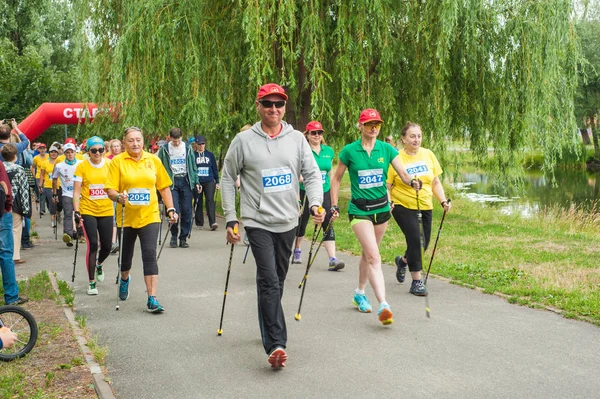 Kiev Ucrania Junio 2018 Participantes Maratón Nórdica Pie Parque Hombre — Foto de Stock