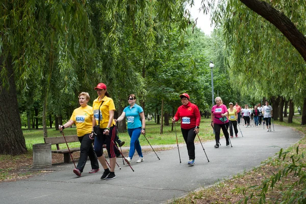 Kiev Ucrania Junio 2018 Participantes Maratón Nórdica Pie Parque Mujeres — Foto de Stock