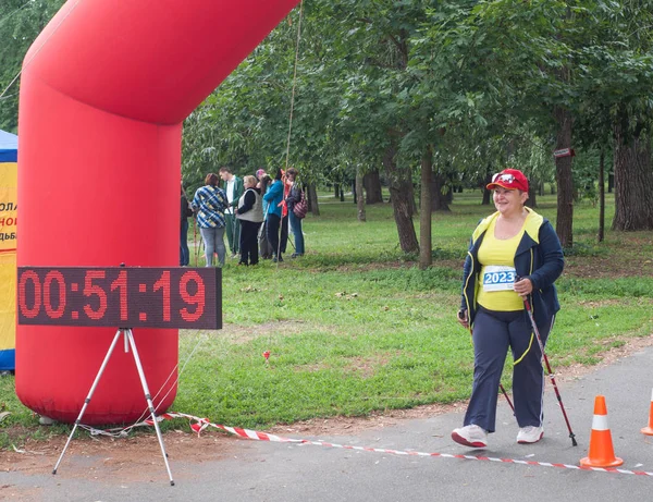 Kiev Ucrania Junio 2018 Participantes Maratón Nórdica Pie Parque Mujer — Foto de Stock