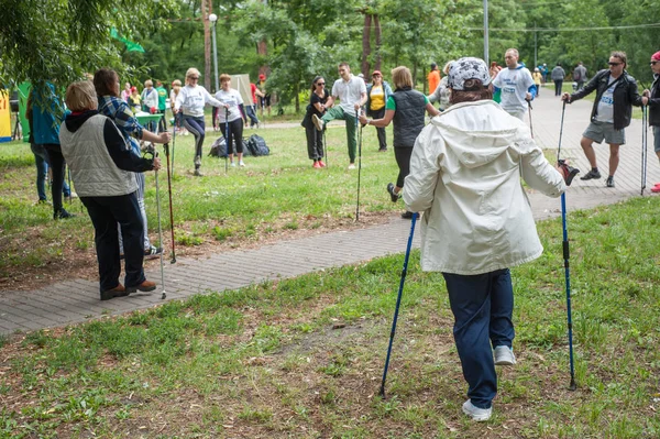 Kiev, Ukrayna - 24 Haziran 2018: Katılımcıların parkta ısınma maraton kuzey yürüyüşü. Üst düzey kadın, Yaş çeşitlilik