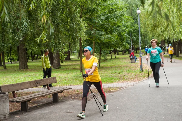 Kiev Ucrania Junio 2018 Participantes Maratón Nórdica Pie Parque Mujer — Foto de Stock