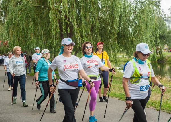 Kiev Ucrania Junio 2018 Participantes Maratón Nórdica Pie Parque Mujeres — Foto de Stock