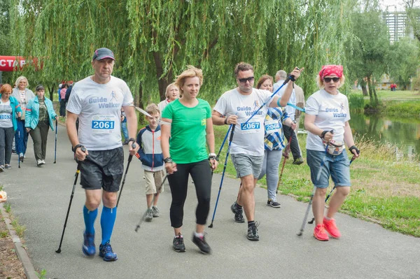 Kiev Ucrania Junio 2018 Participantes Maratón Nórdica Pie Parque Familia — Foto de Stock