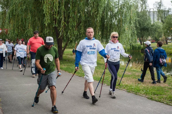 Kiev, Ukrayna - 24 Haziran 2018: Katılımcıların maraton parkta yürüyüşü. Sakatlar, Yaş çeşitlilik