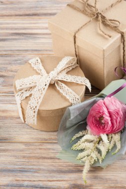 Rustik zanaat hediye kutuları ile tipik, yapraklar, ahşap arka plan üzerinde twigss. Konsept atölye ya da kutlama için. Eski püskü şık stili