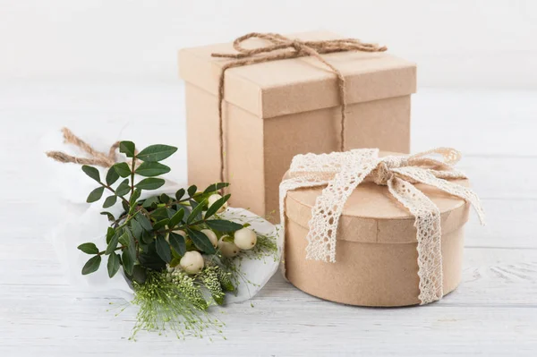 Cajas Regalo Artesanales Rústicas Con Flores Silvestres Hojas Ramitas Sobre — Foto de Stock