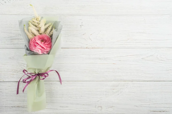 Ranunculus Hojas Ramitas Sobre Fondo Madera Blanca Concepto Para Taller —  Fotos de Stock