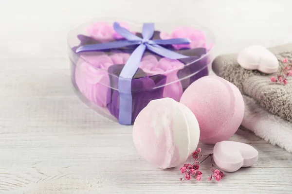 水疗组合与粉红色的浴缸炸弹 肥皂玫瑰 心脏白色木质背景 — 图库照片