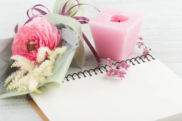 Bukett Med Ranunculus Och Rosa Tänt Ljus Tom Anteckningsbok — Stockfoto