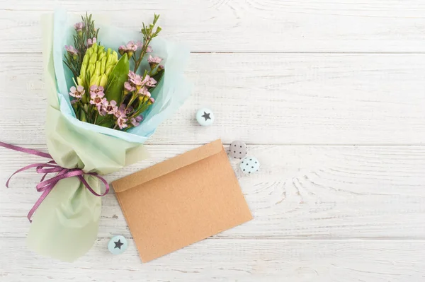 Rustikale Bastelhülle Mit Wildblumen Blättern Zweigen Zwirn Auf Weißem Holzgrund — Stockfoto