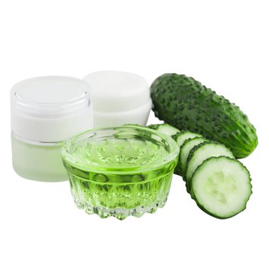 Doğal salatalık kozmetik, üzerinde beyaz izole organik losyon