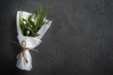  siyah beton zemin üzerine. Konsept atölye ya da kutlama için. Eski püskü şık stili