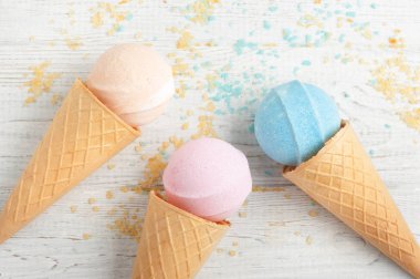 Gözleme koniler, aromaterapi tuz banyosu bomba ile Spa arka plan. Üstten görünüm