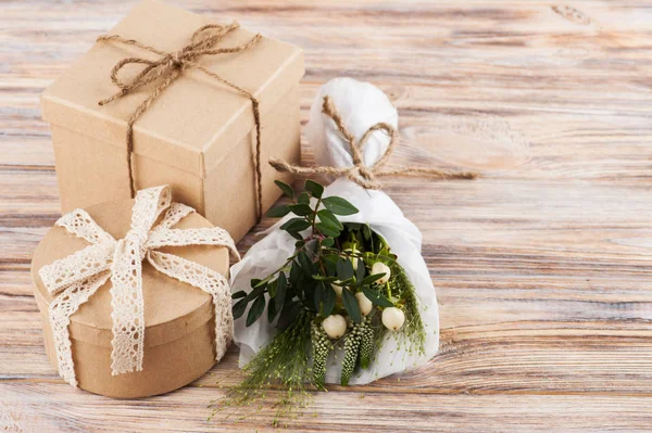 Cajas Regalo Artesanales Rústicas Con Flores Hojas Ramitas Sobre Fondo — Foto de Stock