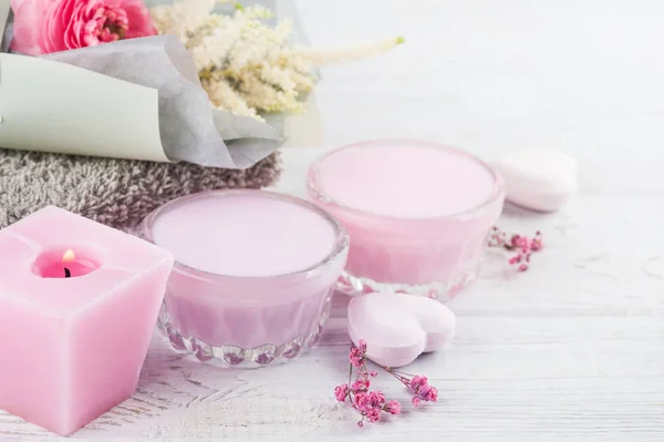 Samenstelling Van Spa Met Roze Gels Boterbloem Hart Een Witte — Stockfoto