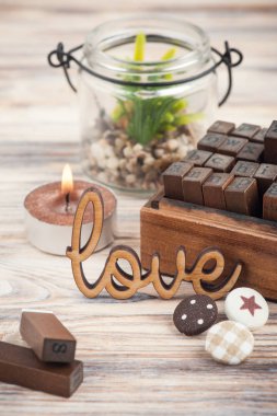 Aşk, scrapbooking DIY dekor, alphabeth pullar, etli üye tebrik kartı ile ahşap ve ahşap arka plan üzerinde mum yaktı