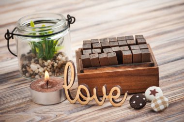 Aşk, scrapbooking DIY dekor, alphabeth pullar, etli üye tebrik kartı ile ahşap ve ahşap arka plan üzerinde mum yaktı