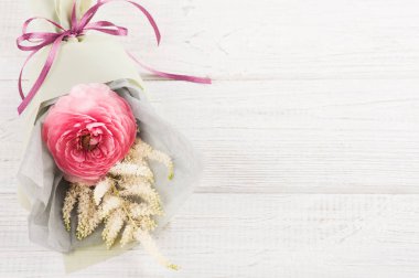 Düğünçiçeği buket closeup, yapraklar, Beyaz ahşap arka plan üzerinde çırpı. Konsept atölye ya da kutlama için. Eski püskü şık stili