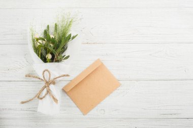 Buket çiçegi, yapraklar, çırpı, Beyaz ahşap arka plan üzerinde sicim. Konsept atölye ya da kutlama için. Eski püskü şık stili