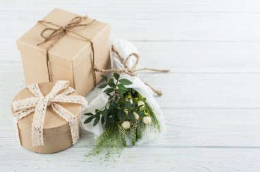 Kırmızı ve mavi kozmetik Fas kil tozu, beyaz arka plan üzerinde yanan mum ile spa kompozisyon