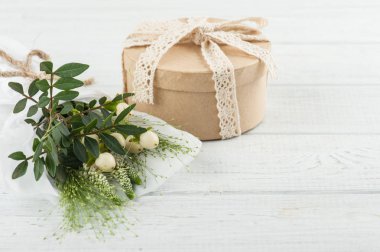 Kırmızı ve mavi kozmetik Fas kil tozu, beyaz arka plan üzerinde yanan mum ile spa kompozisyon